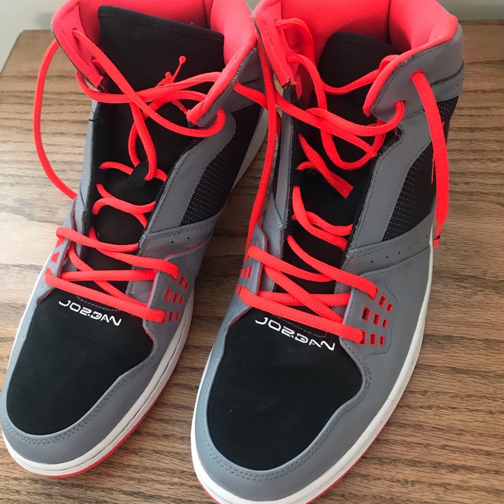 Basketball shoe